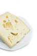 © saratm - Fetta di formaggio su piatto su sfondo bianco
