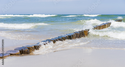 Obraz w ramie Ostseestrand mit Wellenbrecher