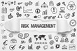 Risk Management / weißes Papier mit Symbole