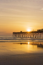 Florida Sunrise. Atlantic Ocean Sunrise In Daytona Beach, Florida, USA. Seascape With Rising Sun Over Wooden Pier.