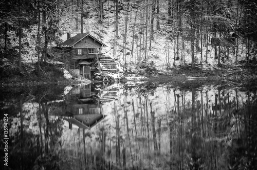 Einsames Haus Am See Verschneit Im Winter Buy This Stock Photo