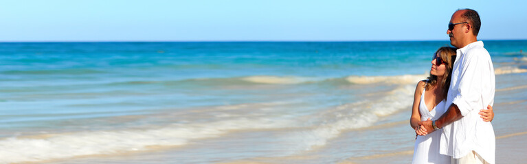 Wall Mural - Couple on the beach