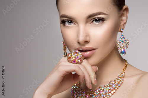 Fotografía Beautiful woman in a necklace, earrings and ring. Model in jewel