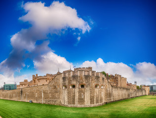 Canvas Print - Sunset panoramic view of Tower of London, UK