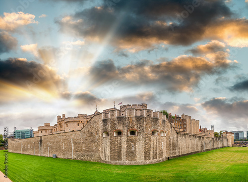 panoramiczny-widok-tower-of-london-budowla-obronna-i-palacowa-monarchow-anglii