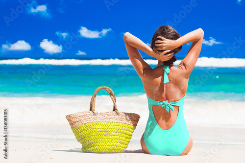 Plakat widok z tyłu kobiety w bikini z torbą plażową