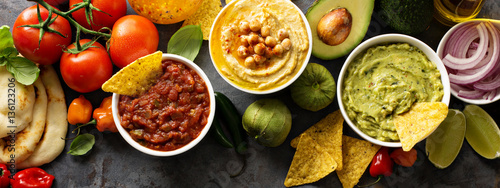 Fotografía Homemade hummus, salsa and guacamole with corn chips
