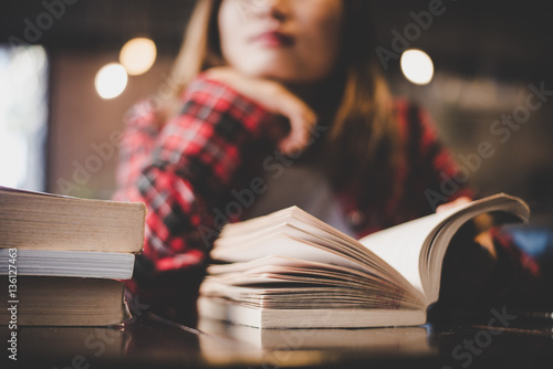 Fotomural Hipster woman teenager sitting enjoy reading book at cafe.