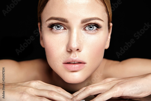 Fotografering sensual glamour portrait of beautiful woman model lady with no makeup and clean