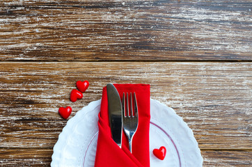 st valentines day place setting en white red tone. plate, cutlery, line napkin, decorative heart on 