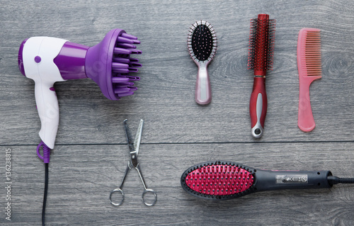 Materiel De Coiffure Seche Cheveux Lisseur Brosse Peigne Ciseaux Stock Photo Adobe Stock