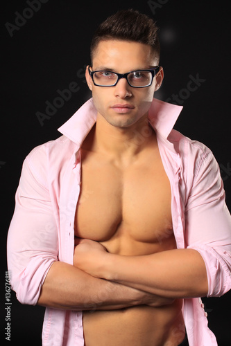 Plakat przystojny stylowy mężczyzna w okularach