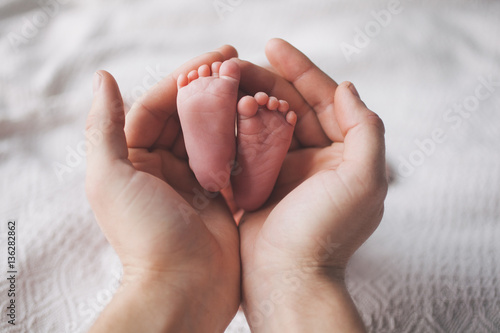 Fotografía Parent holding in the hands feet of newborn baby.