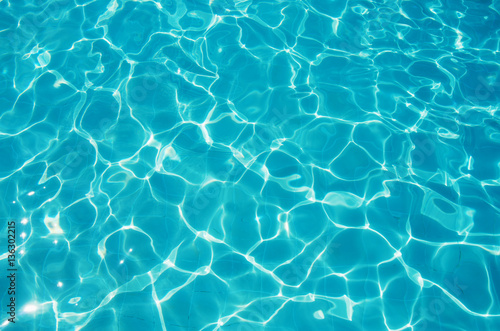 Dekoracja na wymiar  niebieska-rozdarta-woda-w-basenie
