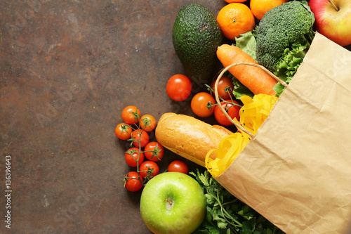Fotografía Grocery food shopping bag - vegetables, fruits, bread and pasta