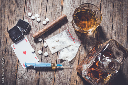 Hard drugs and alcohol on an old wooden table Tableau sur Toile