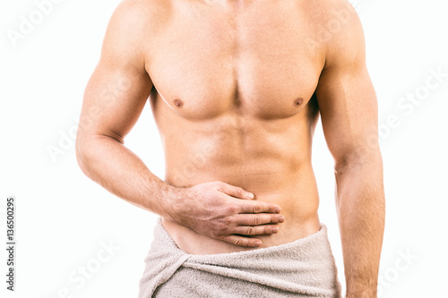 Zdjęcie XXL Mięśniowy młody człowiek odizolowywający na białym tle.
