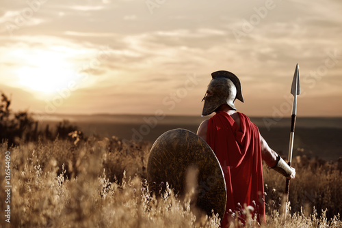 Cuadros en Lienzo Warrior wearing iron helmet and red cloak.