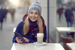 © Lars Zahner - Junge Frau trinkt Kaffee mit einem Tablet