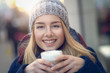 © Lars Zahner - Junge Frau wärmt sich mit Kaffee aus