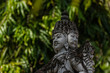 skulptur mit doppelten gesicht in tempel