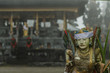 bunte statue von tempel im nebel