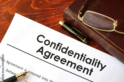 Cuadros en Lienzo Confidentiality Agreement form on a table