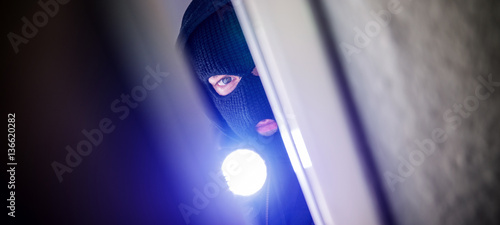 Fotomural burglar open door of apartment or house