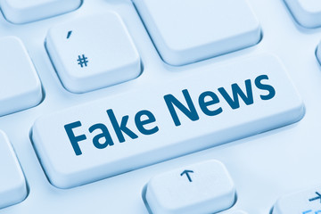 Wall Mural - fake news nachrichten wahrheit lüge medien internet button onli