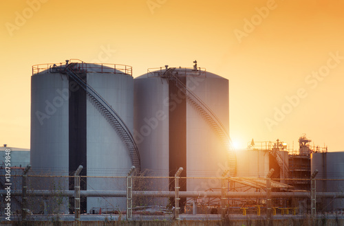 Fotomural Natural Gas storage tanks , Oil tank , LPG , Petrochemical plant , Petroleum
