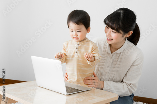 赤ちゃん ラップトップ ノートパソコン 動画 テーブル Buy This Stock Photo And Explore Similar Images At Adobe Stock Adobe Stock 赤ちゃん ラップトップ ノートパソコン 動画 テーブル Buy This Stock Photo And Explore Similar Images At Adobe Stock Adobe Stock