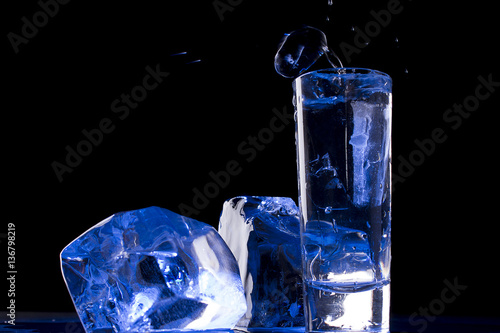 wodka-i-lod-na-czarnym-tle