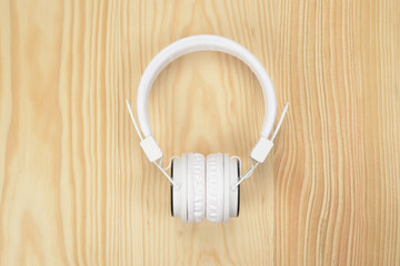 Wall Mural - Auriculares o cascos de color blanco en el suelo de madera