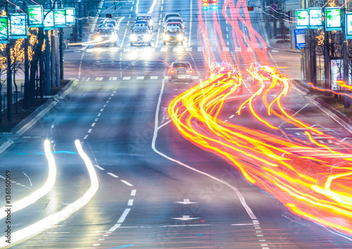 Photographie Car traffic on streets at night long exposure