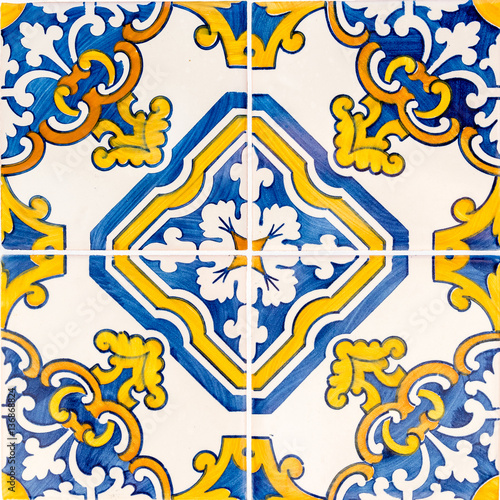 portugalskie-klasyczne-kolorowe-plytki-szkliwione-zlote-i-niebieskie-odcienie