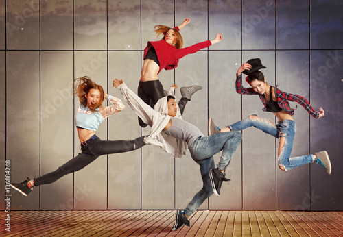 Nowoczesny obraz na płótnie Modern dancing group practice dancing in front wall