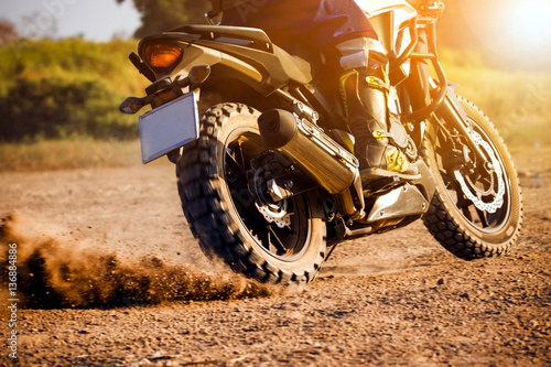 Fotografía man extreme riding touring enduro motorcycle on dirt field