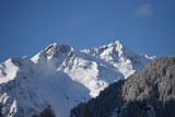 Fototapeta Góry - paesaggio invernale montagne neve nevicata sole alberi con neve neve fresca 
