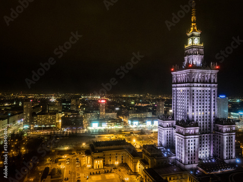 nocny-widok-z-lotu-ptaka-na-palac-kultury-i-nauki-w-warszawie