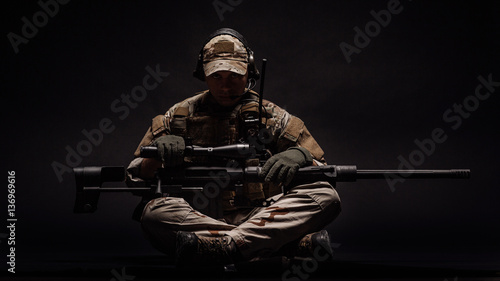Cuadros en Lienzo Portrait soldier or private military contractor holding sniper rifle