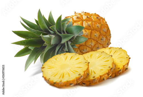 Obraz ananasy  poziomy-ananas-i-okragle-plastry-na-bialym-tle-na-bialy-backgrou