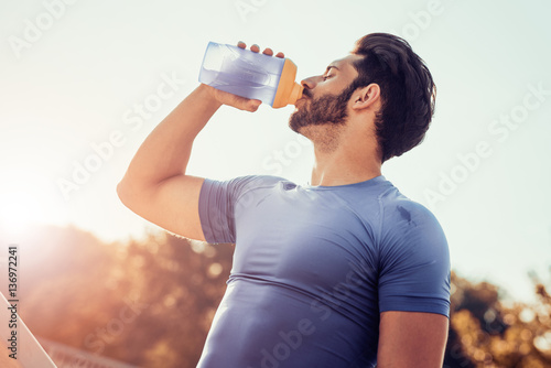 Plakat Mężczyzna woda pitna po treningu