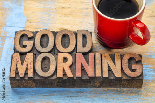 Fotografía Good morning in wood type with coffee