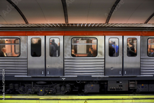 Obraz Metro  pociag-metra-czeka-na-stacji
