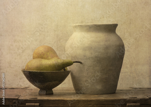 Fotografía Fruit still life with pears on wooden table