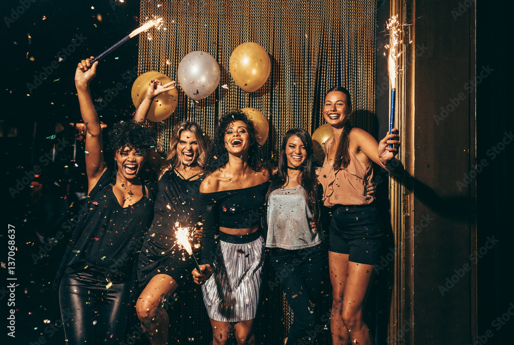 Group of women having party at nightclub - obrazy, fototapety, plakaty 