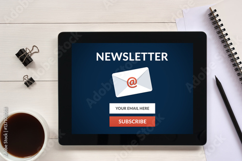 Pinturas sobre lienzo Subscribe newsletter concept on tablet screen with office objects on white wooden table