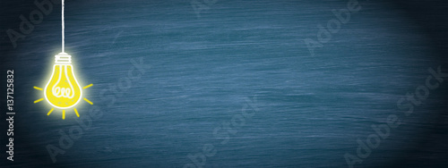Fotografía Great Idea and Innovation - light bulb on blue horizontal background with copy s