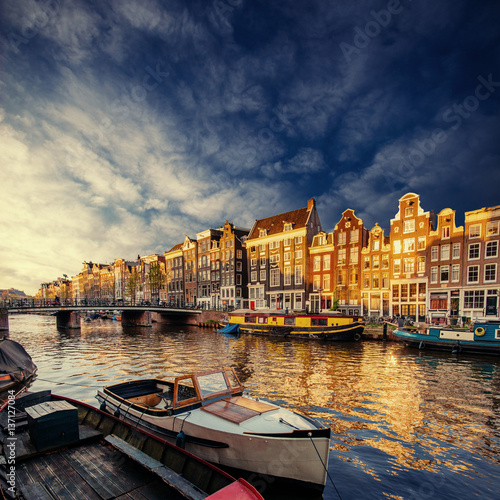 Plakat Kanał Amsterdamu na zachodzie.
