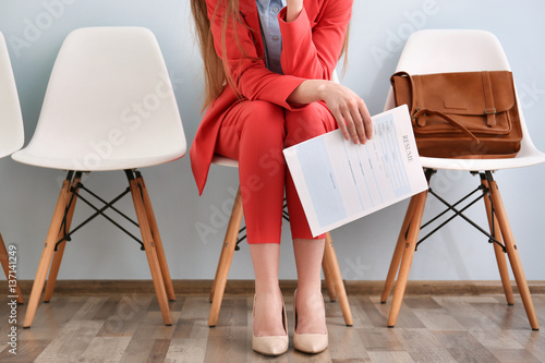 Fotomural Young woman waiting for interview indoors